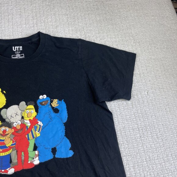 Kaws x Uniqlo Sesame Street Men’s T-shirt Black Elmo Bert Ernie Size L Read* - Picture 4 of 16